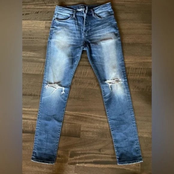 NWOT Neuw Demim - Distressed Ray Tapered - Size: 31/34 - Picture 1 of 3